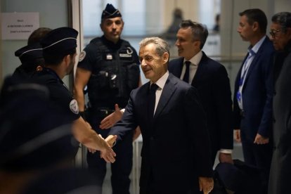 Sarkozy, expresidente de Francia, condenado a cinco años de prisión por conspiración para financiar su campaña de 2007.