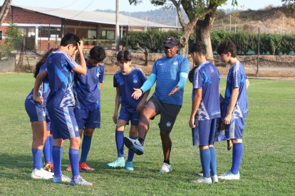 Wilson Carabalí, exjugador de Emelec, charla con chicos de la Escuela de Fútbol del Emelec.