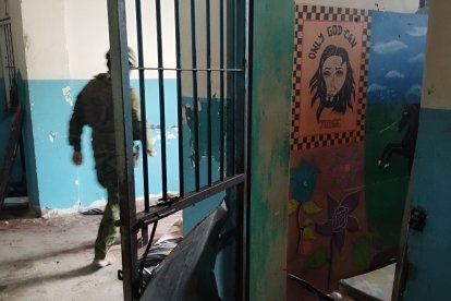 En el interior de la cárcel de Esmeraldas, los reos dañaron los candados y las puertas para ingresar al pabellón A