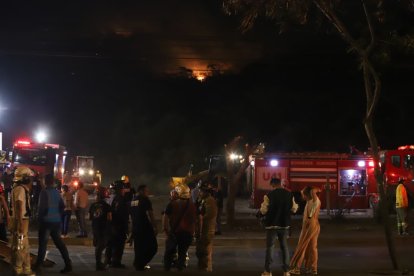 Bomberos se encuentran en la zona de la avenida Francisco de Orellana para apagar el incendio.