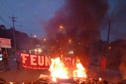 Manifestantes cerraron por dos horas la vía Manabí - Guayas, en territorio de la parroquia Pedro Pablo Gómez, del cantón Jipijapa.
