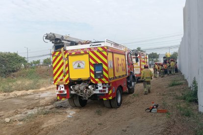 El personal bomberil se ha mantenido en la zona desde el reporte de la emergencia.