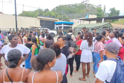 Familiares esperan información sobre el estado de salud de los detenidos en los exteriores de la cárcel de Esmeraldas.
