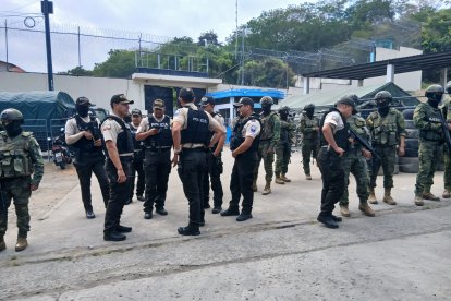 Policias y militares retomaron el control de la cárcel de Esmeraldas.