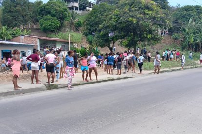 Familiares de los reos de agolparon en los exteriores de la cárcel de Esmeraldas para pedir información sobre los sobrevivientes a la masacre del jueves 25 de septiembre.