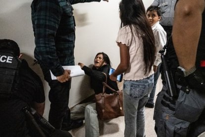 Mónica Moreta, madre ecuatoriana, fue violentada frente a sus hijos por un agente del ICE.