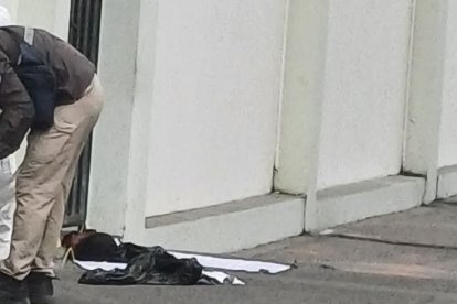 La cabeza fue colocada en el ingreso al Municipio de La Troncal junto con dos panfletos.