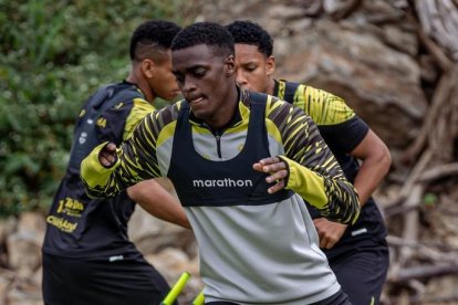 Álex Rangel compartiría la zaga central junto a Gastón Campi.