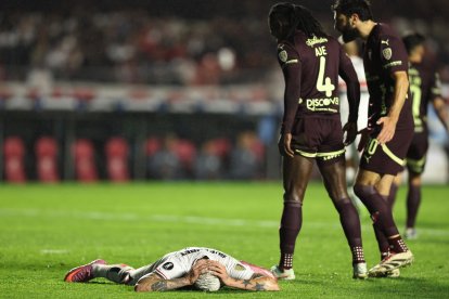 Los jugadores albos Ricardo Adé y Gian Allala miran el lamento de uno de los jugadores del Sao Paulo tras caer eliminados.