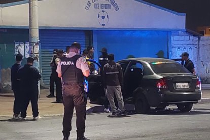 En este auto viajaban las víctimas mortales que fueron atacadas la noche de este viernes en el cantón La Libertad