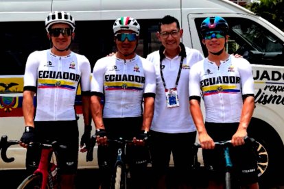 Richard Carapaz (i) es el líder de Ecuador. Le respaldarán Jonathan Caicedo y Martín López (d).