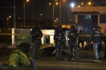 El carro bomba que explotó en los exteriores de una cárcel en Guayaquil.