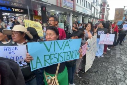 Mujeres amazónicas marcharon en Puyo con carteles y consignas hasta llegar a la gobernación de Pastaza.