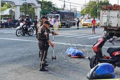 El cuerpo de Yuli Vera quedó tendido en el asfalto y fue cubierto con una sábana mientras los agentes realizan las pericias