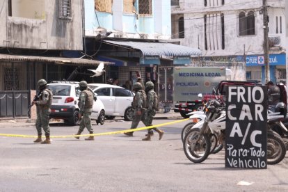 Agentes de la Policía Nacional y Fuerzas Armadas acudieron al sitio al ser alertados de lo sucedido.