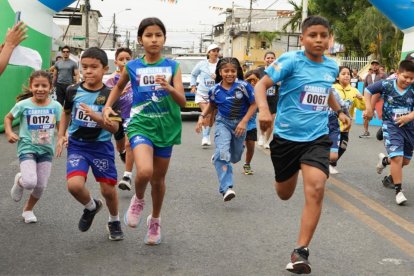 Más de 600 atletas participaron en la Carrera 4K ZUMAR, recorriendo la Av. Manuel Gómez Lince.