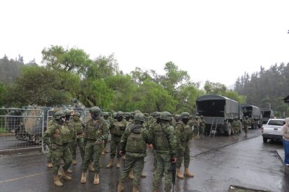 Durante la operación en el Centro de Rehabilitación Social de Loja se incautaron celulares, drogas, armas blancas y cargadores que estaban en poder de los internos.