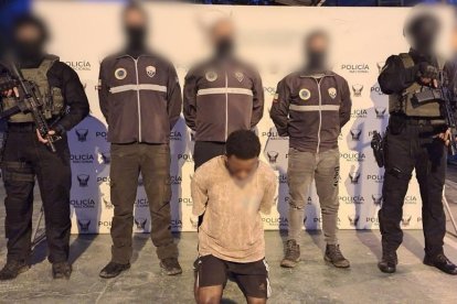 Alias "Siete" fue presentado por la Policía después de su detención en una zona rural de la parroquia Viche, en Quinindé.