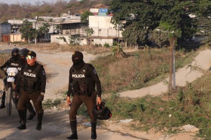 Una calle divide la zona donde fueron asesinadas dos de las tres familias. La gente camina con miedo y evita hablar de lo ocurrido.