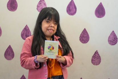 Marisol Duchi con su fanzine Huellas de resiliencia.