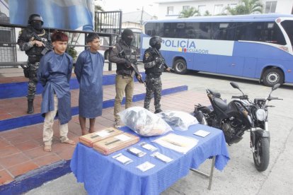 Los sospechosos son mayores de edad y se les encontró varios objetos.