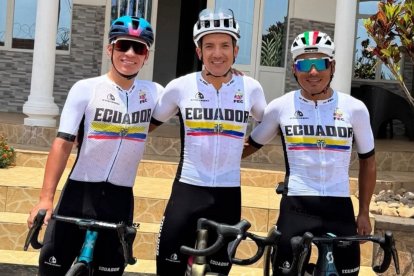 La selección ecuatoriana en el Mundial estuvo integrada por Martín López (i), Richard Carapaz (c) y Jonathan Caicedo.