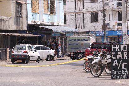 Agentes policiales acudieron al sitio y cercaron la zona para retirar el cadáver del cabo Rubén Chávez.