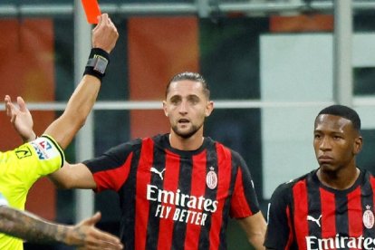 Pervis Estupiñán v su primera tarjeta roja con AC Milan, en el duelo ante Napoli.