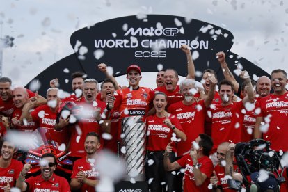 El piloto español Marc Márquez, junto a su equipo MotoGP Ducati Lenovo, celebra su título de campeón del mundo 2025 tras la carrera del Gran Premio de Motociclismo de Japón en Motegi.