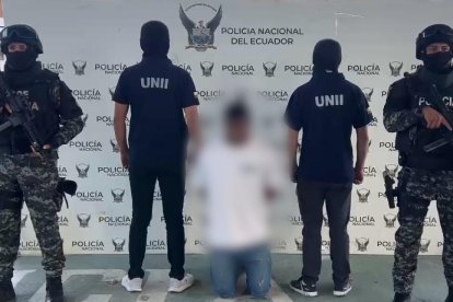 El detenido fue presentado por la Policía Nacional antes de ser trasladado a la cárcel de Esmeraldas.