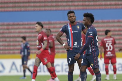 Los jugadores de El Nacional Jeison Chalá (i) y 
Djorkaeff Reasco reflejan la impotencia por el 5-0 que además dejó la expulsión de dos compaleros.