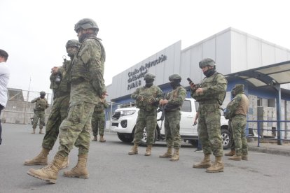 Militares durante las requisas en el Complejo Penitenciario de Guayaquil, donde se incautaron armas, drogas y equipos de comunicación.