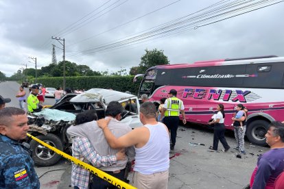 Familiares de Richard Avilés se abrazan y lamentan su partida en el sitio donde ocurrió el accidente de tránsito.