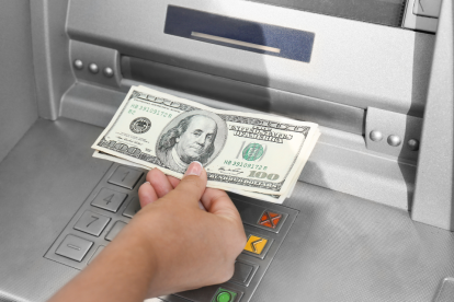 Entrega del Bono Raíces en zona rural de Ecuador, como parte del plan de compensación por el alza del precio del diésel.