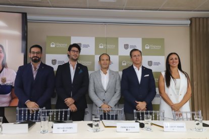 Francisco Egas, presidente de la Federación Ecuatoriana de Fútbol, durante la firma de una nueva alianza comercial con Hispana Seguros.