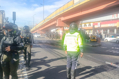 Cierres viales en Quito afectan la circulación vehicular debido a manifestaciones y trabajos en varias avenidas principales.