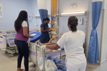 Personal médico del Hospital Delfina Torres de Concha atiende a los heridos en el accidente entre un bus de la cooperativa San Cristóbal y un camión de carga.