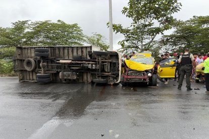 Agentes del Servicio de Investigación de Accidentes de Tránsito (SIAT) recopilaron indicios para aclarar siniestro.