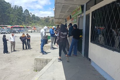 Incautan explosivos ocultos en encomiendas del terminal terrestre de Loja.