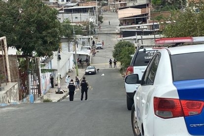 El cuerpo de Jesús Coronel Vilela, de 30 años, quedó en la acera tras ser atacado a balazos.