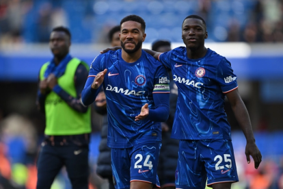 Moisés Caicedo (d) es una de las figuras de Chelsea en Premier League. También es uno de los capitanes.