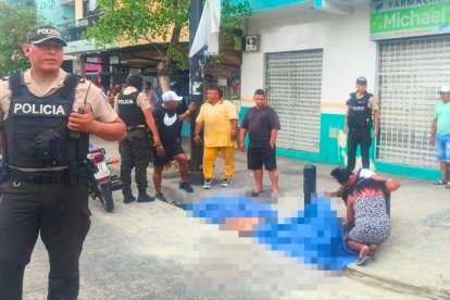 Los cadáveres de las dos mujeres quedaron sobre la vía. Sus familiares lloraron al reconocerlos.