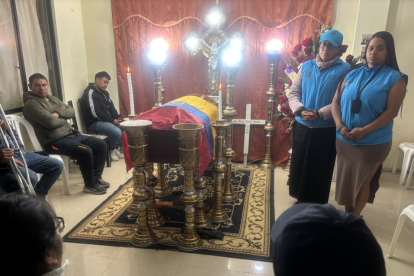 Los restos de Efraín Fuérez fueron velados en Cotacachi.