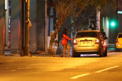 Los clientes se estacionan y buscan llegar a un acuerdo rápido para contratar el sexoservicio.