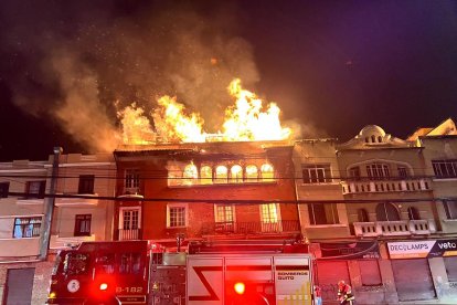 El incendio llevó al cierre vial en la zona, para que los bomberos pudieran evitar que el fuego se propagara.