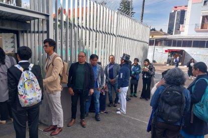 Parientes de los detenidos durante las protestas en Imbabura comparecen en la Asamblea Nacional, en Quito, acompañados por defensores de derechos humanos, en busca de justicia y esclarecimiento.