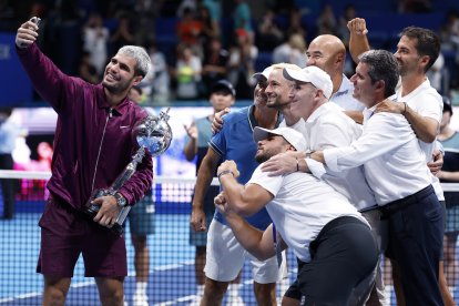Carlos Alcaraz y su festejo tras ganar el título del Torneo de Tokio.
