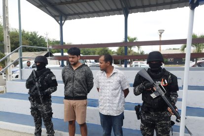 Dos hombres fueron aprehendidos con varias evidencias en Manabí, tras el robo de un camión en Guayaquil.