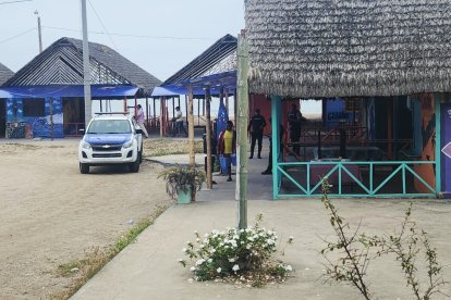 La policía inspeccionó la cabaña de Francisco Santiana, en donde se cometió el crimen