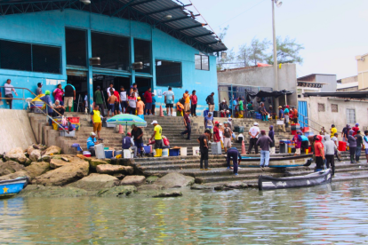 En el puerto de Santa Rosa, los pescadores esperan que atiendan sus peticiones.
